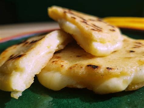  Arepas de Queso: Indulge in Crispy Corn Cakes Stuffed with Gooey, Melted Cheese!