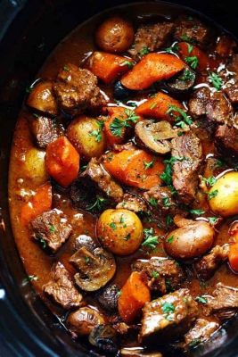  Bœuf Bourguignon:  A Rich and Flavorful Stew Overflowing With Tender Beef and Savory Aromatics!