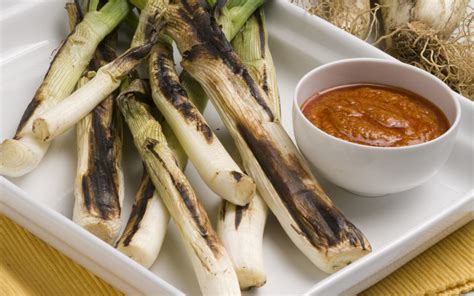  Calçots:  เมนูย่างฉ่ำละลายในปาก สู่ประสบการณ์ความอร่อยแบบคาตาลาเนีย