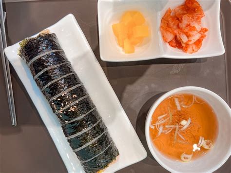 고봉민 김밥, 그것은 단순한 음식 이상의 문화적 상징인가?