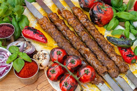  Kabab-e Koobideh: สัมผัสความนุ่มละลายของเนื้อสับกับกลิ่นหอมเย้ายวนของเครื่องเทศตะวันออก!