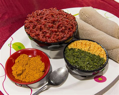  Kitfo:  A Flavorful Celebration of Ethiopian Spice and Tender Beef, Served Raw for a Culinary Adventure!