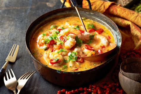  Moqueca de Peixe:  A Tangy and Aromatic Seafood Stew Perfect for Warming the Soul!