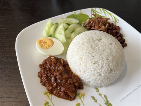  Nasi Lemak: A Creamy Coconut Rice Fiesta Meets Spicy Aromatic Sambal Fusion!