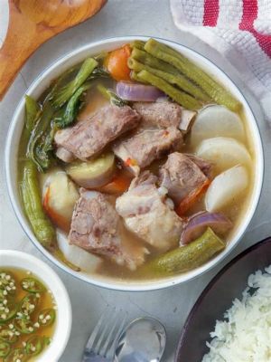  Sinigang na Baboy:  A Flavorful Symphony of Sour and Savory Delight!