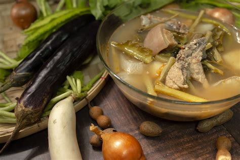  Sinigang na Baboy:  A Tangy and Savory Soup Bursting With Flavor From the Heart of Jose Rizal's Hometown!