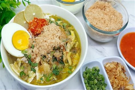  Soto Ayam Lamongan:  A Creamy and Aromatic Chicken Noodle Soup for Your Soul!